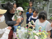 花束を売るこどもたちの写真