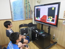 レトロゲームをしている様子