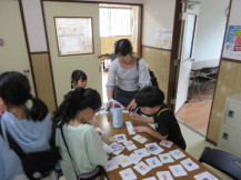 缶バッジの柄を選ぶ様子