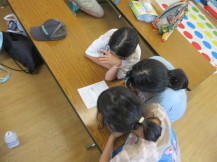 話し合う小学生の様子