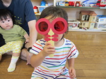 トンボの眼鏡をかける子どもの写真