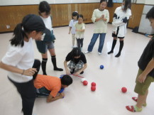 審判をする子どもたちの写真