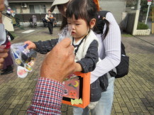 お菓子をもらう子どもの写真