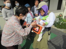 お菓子をもらう子どもの写真