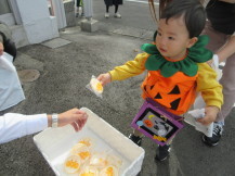 お菓子をもらう子どもの写真