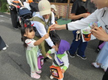 お菓子をもらう子どもの写真