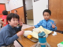 給食を食べる人たちの写真