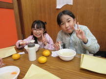 給食を食べる人たちの写真