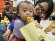 給食を食べる人たちの写真