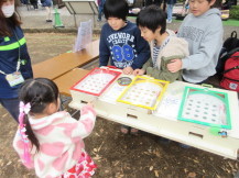 お手伝いをする子どもの写真