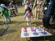 わなげをする子どもの写真