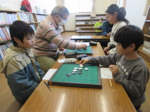 オセロをする子どもたち