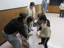 お菓子のプレゼントをもらう様子