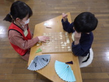 将棋をする子どもたちの写真