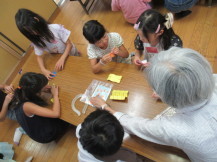 折り鶴を折っている子どもの写真