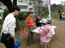 児童がけやき祭りの皆さんに防災についてインタビューをしている様子の写真