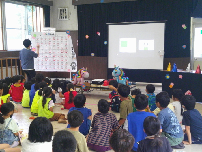 トレーニング室に子どもたちが集まり、オンラインビンゴ大会をしている様子