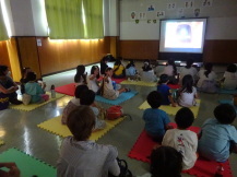 映画を見ながらポップコーンを食べる小学生の写真