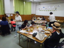 カレーを食べる参加者の様子の写真