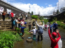 ガサガサ体験を終えて川から上がる参加者たち