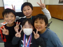 優勝した小学生とその友達の記念写真