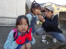 焼き芋を食べる参加者の写真