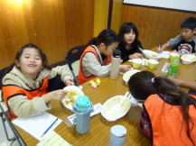 カレーを食べる子どもたちの写真