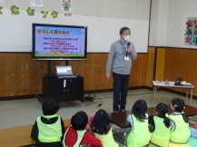 子どもたちの前で講義する和田館長の写真