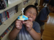 折り紙で「傘」作った児童の写真