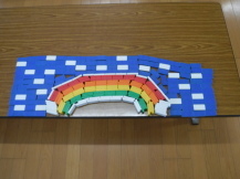 遊具で虹を作った写真