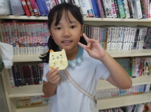折り紙で作った作品を持つ児童の写真2