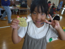 折り紙で作った作品を持つ児童の写真3
