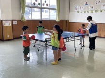 卓球をする子どもの写真