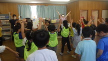 子どもたちが体操をしている写真