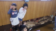 子どもたちと木の玩具で作った作品の写真