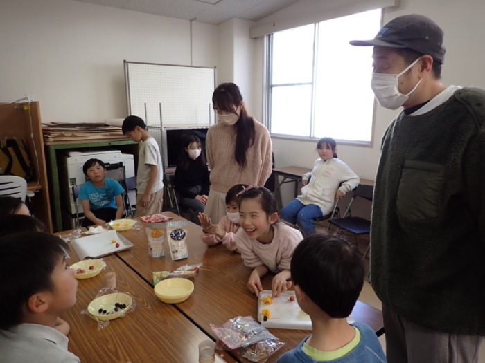 フルーツ飴を作っている様子