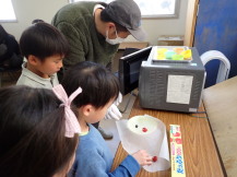 フルーツ飴を作っている様子