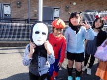 仮装をして行事に参加する小学生児童の写真