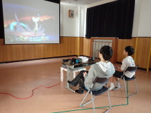 ゲームで対戦する中学生の写真