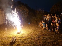 吹出し花火を見学する子ども