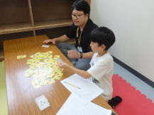 ミニゲームをする小学生