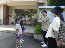 ダンボールをお店にもらいに行く子どもたち