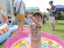 水風船で遊ぶ幼児さんの様子