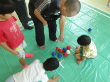 得点を計算する先生と子どもたち