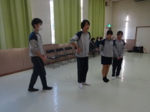 金程中学校の生徒さんが自己紹介をしている写真