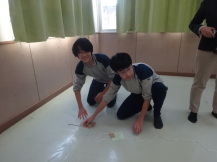 中学生が準備をしている写真