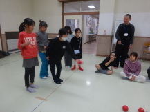 小学生がボールを投げている写真