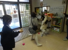 けん玉の大皿乗せを失敗してしまう小学生の写真