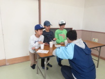 ポップコーンのおやつを食べる小学生の写真