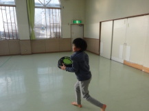 汗だくになりながらもドッヂビーを楽しむ小学生の写真